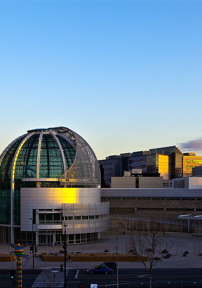 A large building with a dome on top of it.